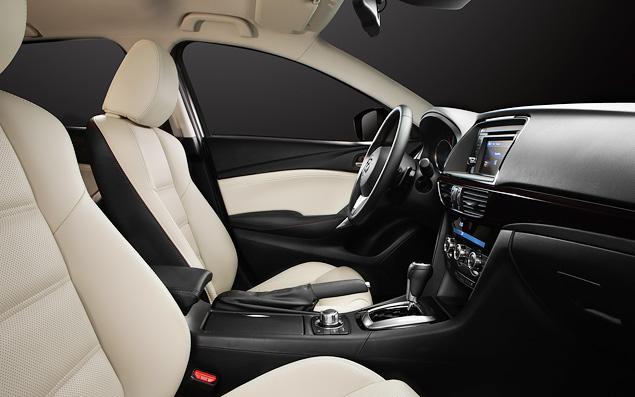 Для новой Mazda6 предусмотрено три вида отделки интерьера: тканевый черный, кожаный черный и самый эпатажный -- комбинированный, с черно-белой обивкой и с красной, черной и белой строчками.