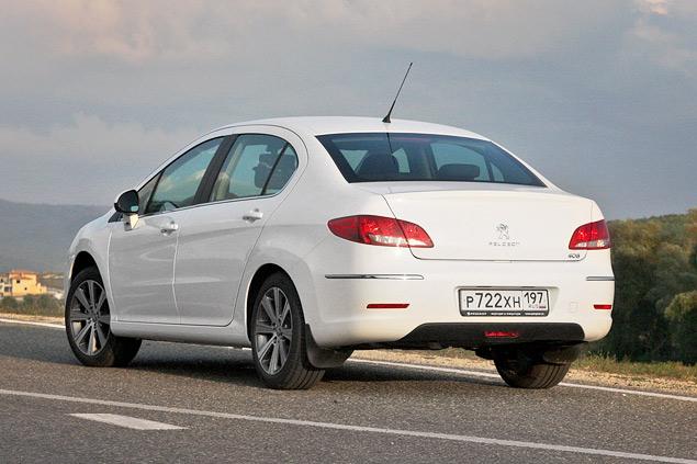 Внешность у Peugeot 408 именно такая, какая должна быть у «народного» автомобиля: довольно скупая, но, в то же время, не отталкивающая и приятная почти всем.