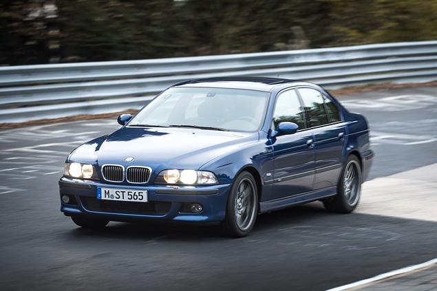 Одна из самых красивых BMW пятой серии (E39), кстати, создана японским дизайнером Джохи Нагашимой: он же автор "трешек" серий E36 и E90, и Z3 Roadster. Звук атмосферного V8 ласкает слух, а реакции на газ моментальные и линейные. Но система стабилизации будто находится в зимней спячке, а шестиступенчатая коробка передач Getrag по современным меркам уже не так хороша. По сравнению с новыми M5, которые на треке чувствуют себя уверенно, E39 – это скорее автобанный экспресс. Но машина все равно интересная!