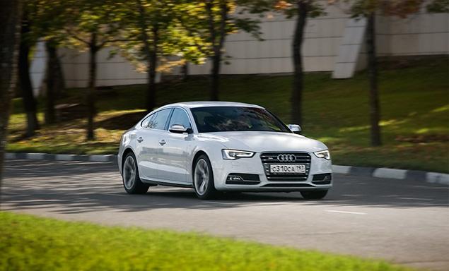 Еще на [первом тесте](http://motor.ru/articles/2011/11/22/audia5/) обновленной версии Audi S5 мы жаловались на то, что компрессорная "шестерка" звучит не так сочно, как ушедший на покой V8. Однако по прошествии недели ежедневных поездок скепсиса чуть поубавилось: благодаря "саунд-симпозеру", мотор в салоне звучит приятно, но слегка искусственно. Да и снаружи рокот 333-сильного двигателя слышно неплохо. Особенно классно мотор "отфыркивается" при переключении на ступень вверх