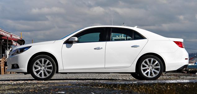 Крыша Malibu в задней части выше, чем у одноплатформенного Opel Insignia, поэтому сидящие на заднем диване не подпирают потолок головой
