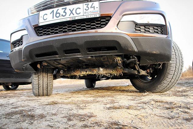 Последствия штурма небольшой канавы на скорости около 70-80 километров в час. Удар был сильный, но последствий никаких. Толщина рычагов и втулок стабилизатора внушает уважение. Клиренс спереди -- 247 миллиметров, сзади -- 206 миллиметров.
