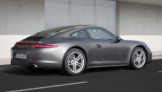 На «начальной» модификации Porsche 911 Carrera 4 устанавливаются 19-дюймовые колеса с покрышками Goodyear Eagle F1 Asymmetric, тогда как топовые Carrera 4S комплектуются 20-дюймовыми шинами Pirelli P Zero