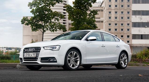 Несмотря на "спортивные" корни, S5 Sportback имеет вменяемый дорожный просвет, позволяющий передвигаться даже по разбитым дорогам. Вот только при парковке надо быть внимательным - низкая передняя "губа" пройдет не над любым российским бордюром