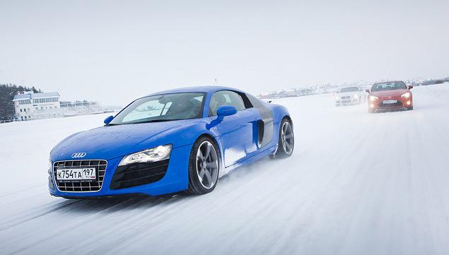 На прямой Audi R8 легко  
отрывается от конкурентов.  
Причем не только на асфальте