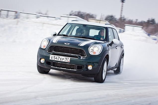Mini неплохо едет боком, но обращаться с ним надо "по-олдскульному" -- ставить боком за несколько метров до поворота и затем плавно распрямлять траекторию газом