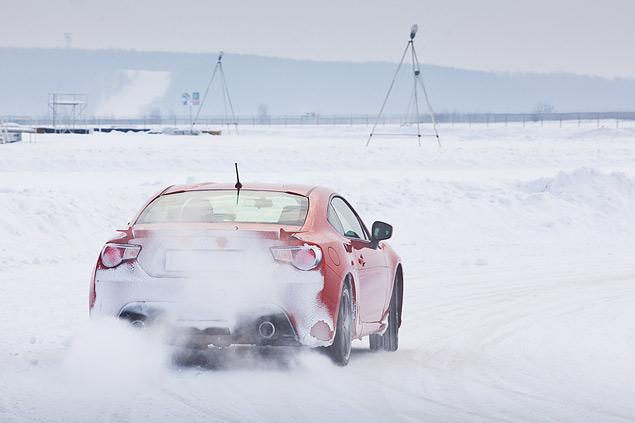 Чтобы эффектно гонять на GT86 в заносах, вам понадобятся устойчивые навыки управления заднеприводным автомобилем. Потому что систему стабилизации придется полностью отключить: в обычном и даже "спортивном" режиме она срабатывает чрезвычайно топорно. Сначала "зевает", давая развиться небольшому заносу, а потом грубо и бесцеремонно вмешивается, жестко стабилизируя автомобиль. Ни о какой деликатности и превентивности работы, как у автомобилей BMW, Audi или Mini, речи не идет.