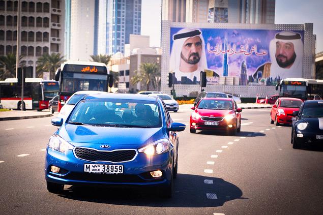 Управлять KIA Cerato легко и понятно. Мягкие реакции, предсказуемое поведение. Но вот спортивности, о которой упоминали корейцы, в новом седане нет.