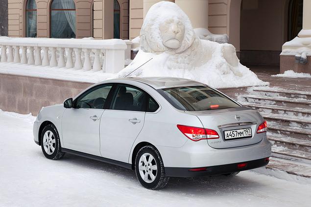Самый неудачный ракурс для Nissan Almera, безусловно, ¾ сзади. Именно так сильнее всего заметна перетяжеленная задняя часть с исчезающе малыми на ее фоне 15‑дюймовыми колесами.