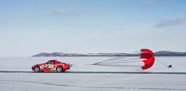 Первая попытка установить рекорд скорости на льду состоялась на Mazda MX-5: на льду Байкала в марте прошлого года этот автомобиль развил 212 километров в час. Идея понравилась функционерам FIA и вскоре в документах Международной федерации появилось уточнение: отныне рекорды можно ставить не только на суше, но и на льду.