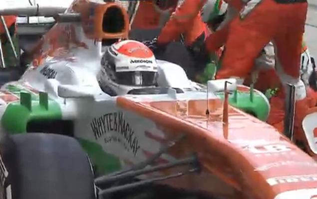 Замешкались в боксах Force India. Заднее левое колесо не встало на машину Сутила.