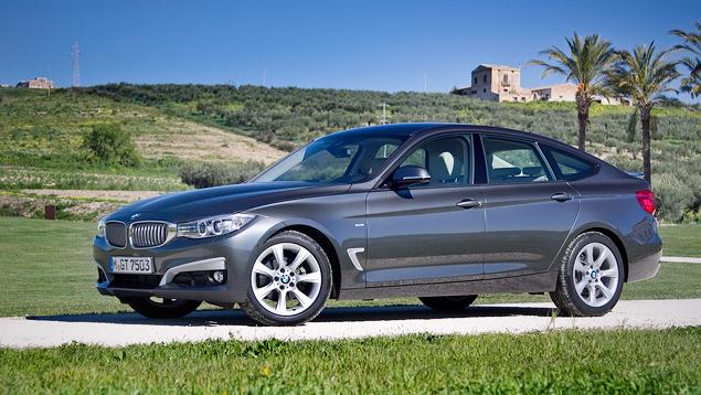 Дизельный вариант 3-Series GT на тесте был доступен в оснащении Modern Line, в который входят контрастные пластиковые вставки в переднем бампере и на крыльях, а также алюминиевые акценты в отделке салона. Но, сказать честно, серебристый пластик в экстерьере хэтчбека смотрится дешево -- лучше выбрать Sport Line с черной отделкой