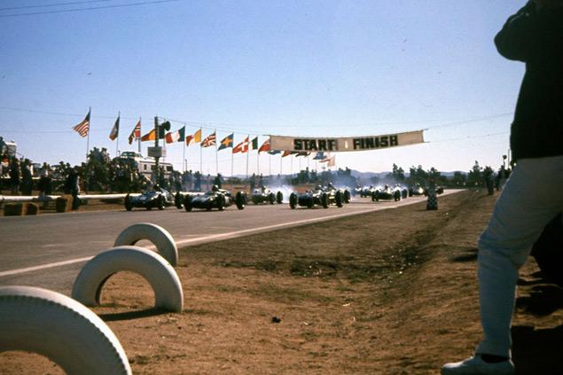 В 1960 году перерыв между предпоследней гонкой Формулы-1 в Монце и заключительным этапом в Риверсайде составил десять недель. Из-за такой длительной паузы Энцо Феррари решил проигнорировать заезд в Калифорнии: вместо дорогостоящей поездки в Америку Коммендаторе вложил деньги в развитие болида для следующего сезона. Тем не менее, пилоты Ferrari Фил Хилл и Вольфганг фон Трипс получили персональное разрешение провести одну гонку в другой команде ― оба выбрали Cooper. Пересев на незнакомые автомобили, спортсмены не добились успеха: фон Трипс сошел, а Хилл финишировал шестым.