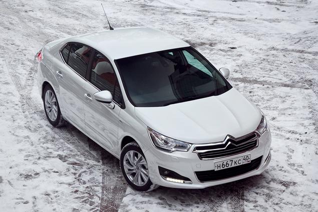 Сравнений с Peugeot 408 в рассказе о Citroen C4 избежать не получится -- по технике эти модели -- настоящие близнецы. Разница в деталях: в настройке подвески, управляющей электроники. Однако внешнее сходство двух французов ограничено лишь характерным боковым остеклением, дверными проемами и способом крепления боковых зеркал -- на дверях.