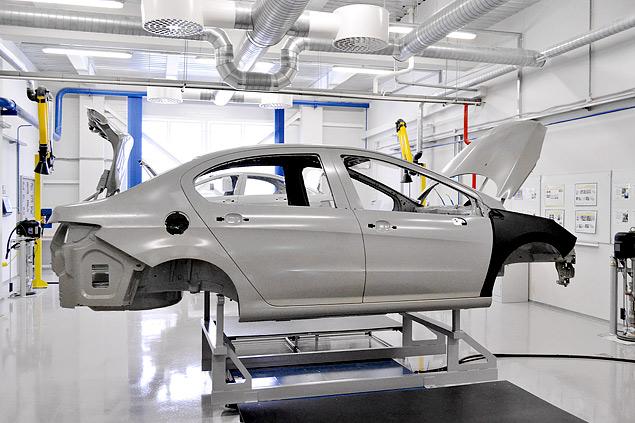 Большая часть кузовов в учебном центре -- от Peugeot 408. Аудитория, где проходят занятия по герметизации исключением не стала.