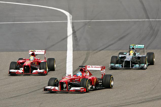 Льюис Хэмилтон пропустил обе Ferrari разом еще на первом отрезке
