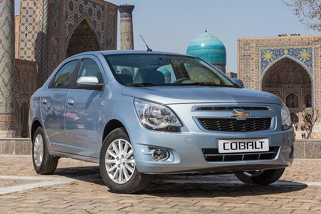 Спереди «Кобальт» однозначно идентифицируется как Chevrolet -- благодаря «фамильному» кресту радиаторной решетки. Тем не менее, ни на один из существующих «Шевроле» новый седан не похож.