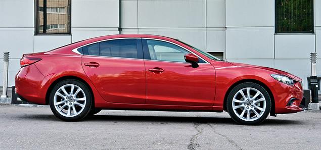 Новая Mazda6 в рекламном цвете Soul Red просто великолепна. Доплата за такой яркий цвет составляет 19 000 рублей.