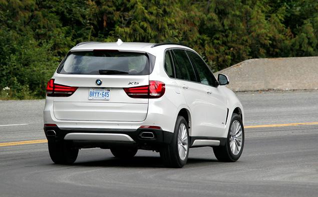 На асфальте BMW Х5 предпочитает траекторную езду и на провокации почти не реагирует. Зато на гравии, с деактивированной системой стабилизации, он способен почти по-заднеприводному писать повороты в азартном заносе.
