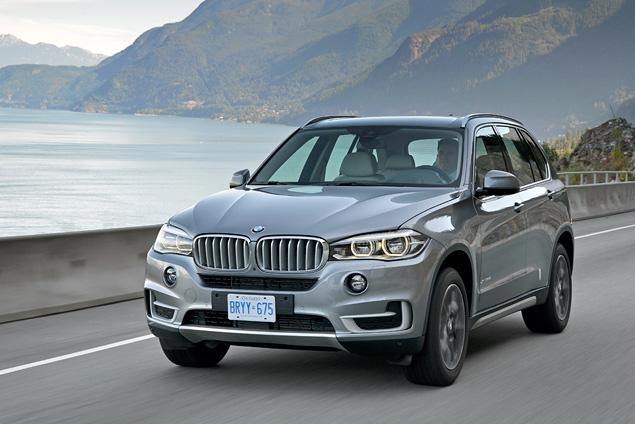 С декабря BMW X5 начнут оснащать электронным помощником, который умеет ползти в пробках: электроника не только автоматически останавливает машину, но и на скоростях до 40 километров в час удерживает автомобиль в пределах полосы, поворачивая руль вместо водителя.