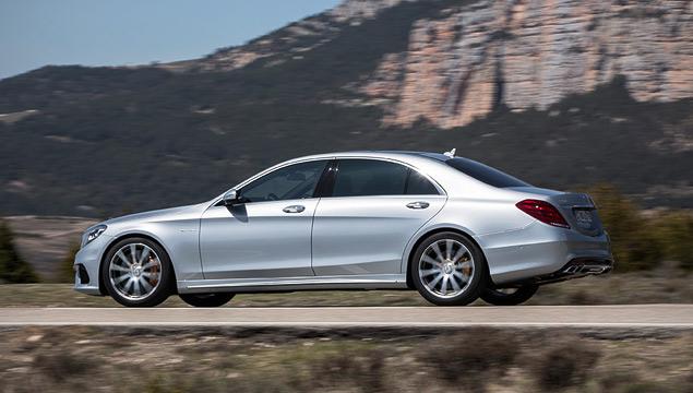 Новый S 63 AMG на 100 килограммов легче предшественника. У него алюминиевая крыша и часть кузовных панелей, композитные тормоза и литий-ионная аккумуляторная батарея: только она одна позволила сэкономить 20 килограммов. Правда, карбон-керамические тормозные диски будут доступны лишь за доплату.