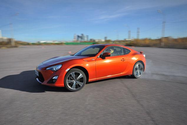 Езда боком с дымом – это все же не совсем про GT86. Ну, разве что на первой или второй передаче.