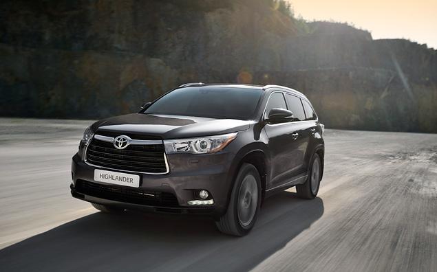 Удивительно, но базовый Toyota Highlander тяжело назвать очень комфортным автомобилем: даже небольшие неровности исправно "транслируются" в салон, а на лежачих полицейских подвеску то и дело пробивает.