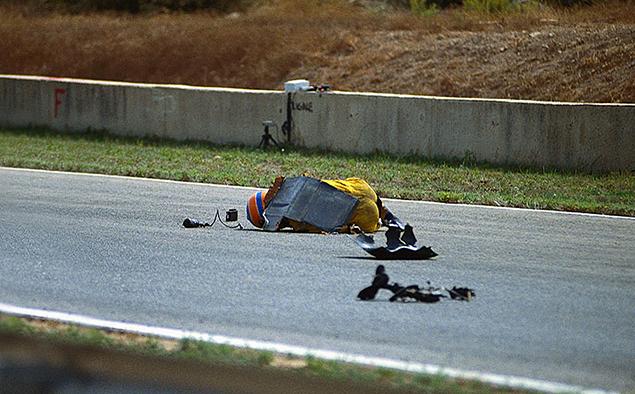 1990 год, Гран-при Испании. Авария Мартина Доннелли в Хересе. Пилота выбросило из машины. Ремни безопасности утащили вместе с гонщиком и сиденье. Ирландец получил множественные травмы и не смог продолжить карьеру в Формуле-1