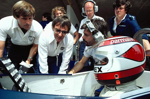 1981 год, Гран-при Австрии. Глава Brabham Берни Экклстоун беседует с инженерами и пилотом Нельсоном Пике