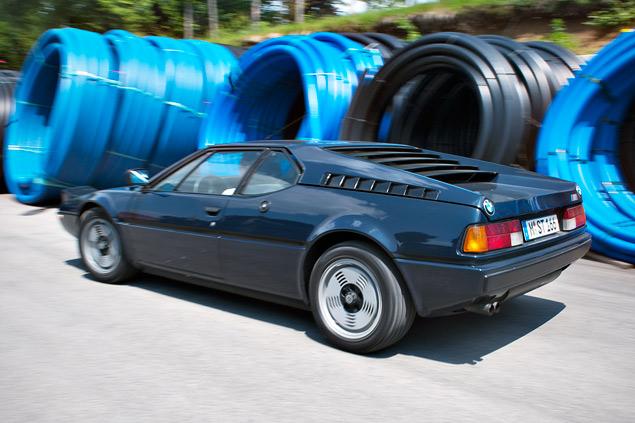 Любопытный факт: несмотря на то, что BMW M1 была создана еще в 70-х, ее мотор изначально был расчитан на 98-й бензин -- довольно редкий по тем временам.