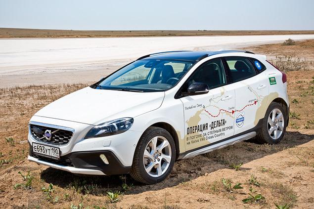 C Volvo V40 Cross Country мы познакомились в рамках пробега по маршруту Ростов-на-Дону - Элиста - Астрахань, организованного российским офисом "Вольво". За два дня мы преодолели почти 800 километров, побывали в степях Калмыкии и даже успели пару раз застрять в песках.