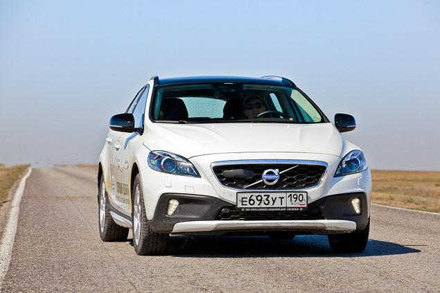 Псевдовнедорожный обвес не добавит V40 умений на бездорожье. С клиренсом в 145 миллиметров ему там делать нечего.