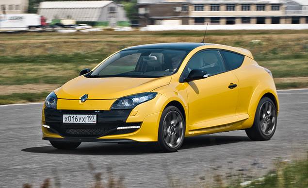 Несмотря на избыточную для переднего привода мощность, Renault Megane RS едет очень эффективно: нет ни лишней пробуксовки на выходе из поворотов, ни силового подруливания. За это надо сказать спасибо передней подвеске с отдельными поворотными кулаками.