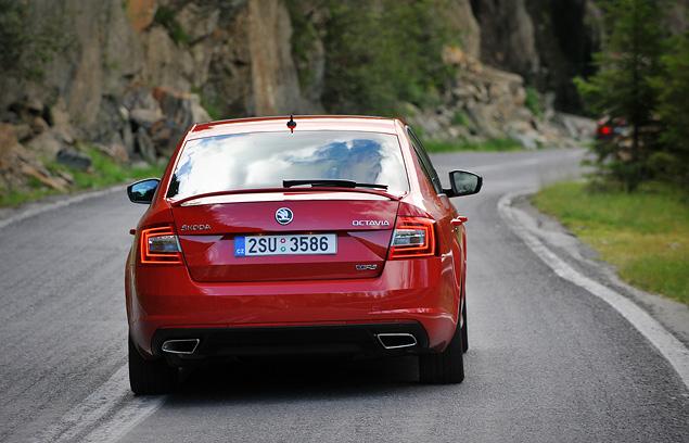 Новая Octavia RS крупнее предшественницы - на 88 миллиметров длиннее на 45 миллиметров шире, а колесная база выросла на 102 миллиметра. Базовые колеса – 225/45 R17, самые большие – 225/40 R19.