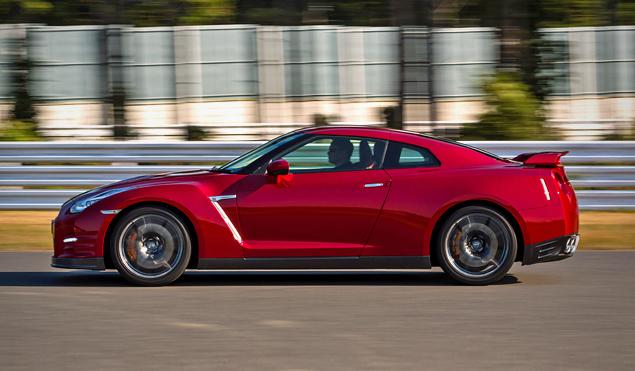 Теперь GT-R обут в шины Dunlop SP Sport Maxx GT 600 DSST CTT размерностью 255/40 R20 и 285/35 R20 сзади. Такие же шины устанавливаются и на GT-R Nismo.