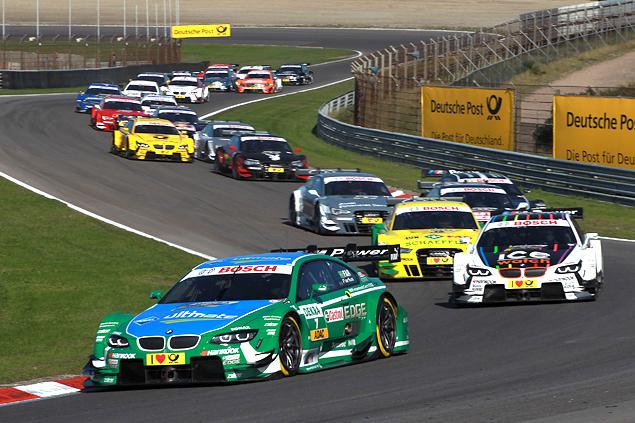 DTM – это три немецких премиальных бренда и практически одинаковые автомобили. Регламент жесткий, с серийными машинами болиды в DTM не роднит ничего, кроме внешнего вида. Многие элементы стандартизированы, так что отрывы всегда минимальны