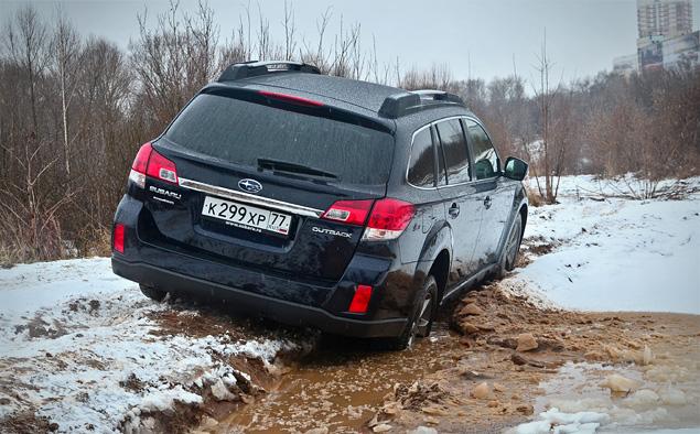 Правое заднее колесо погрузилось в жижу, левое переднее - в воздухе. Outback побуксовал секунд 10 и выбрался на волю.