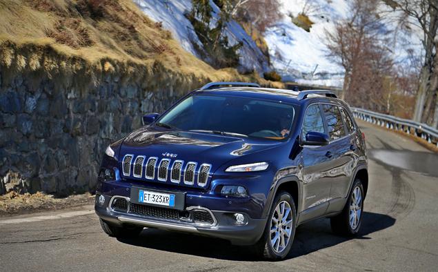 При всех своих внедорожных качествах Jeep Cherokee удивительно неплохо ведет себя на асфальте. Хотя дизель, конечно, шумноват.