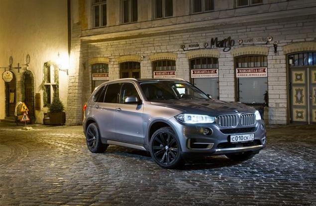 Даже без "М-обвеса" BMW X5 выглядит достаточно грозно. Особенно на больших колесах.