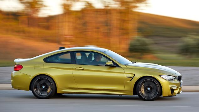 В России купе BMW M4 стоит от 3,45 миллиона рублей. Седан чуть дешевле: от 3,322 миллиона рублей. Правда, за "робот", адаптивную подвеску и большие колеса придется доплачивать, и немало.