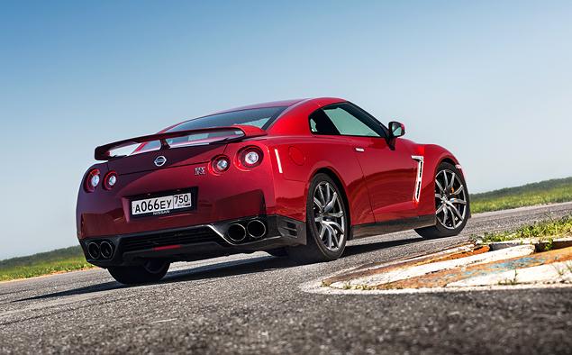 Выхлопные трубы у GT-R огромны, но звуков не издают.