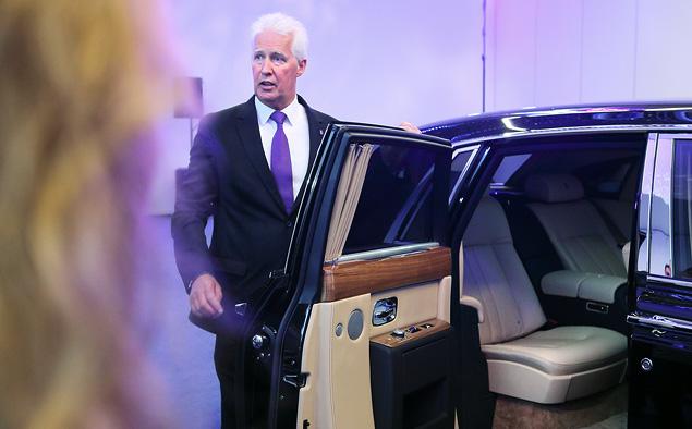 В свои шестьдесят два Ренни тренирует шоферов Rolls-Royce по всему миру, а заодно является аккредитованным экзаменатором при получении гоночной лицензии Ассоциации автомобильного спорта Великобритании