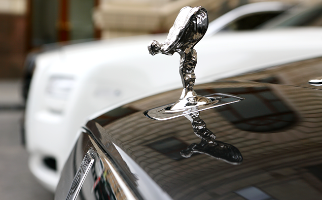 Увесистая фигурка летящей леди называется Spirit of Ecstasy — "Дух экстаза". Основой для нее послужила работа скульптора Чарльза Сайкса, украшавшая Rolls-Royce Silver Ghost барона Монтегю. Сейчас та машина находится в Национальном автомобильном музее в британском Бьюли.