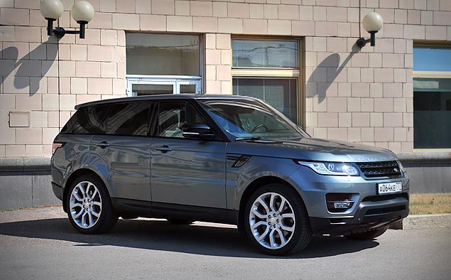 22-дюймовые колеса – крест на внедорожных амбициях Range Rover Sport. Их легко поцарапать даже о невысокий бордюр при парковке – что уж говорить об офф-роуде. Впрочем, туда мы машину еще обязательно загоним.