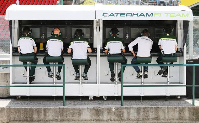 Командный мостик Caterham на Гран-при Венгрии. Слева направо: гоночный инженер Тим Райт, менеджер команды Миодраг Котур, главный гоночный инженер Джанлука Пизанелло, стратег Яш Патаре, руководитель команды Кристиан Альберс (сейчас его сменил Манфреди Раветто) и еще один гоночный инженер Анхель Баэна