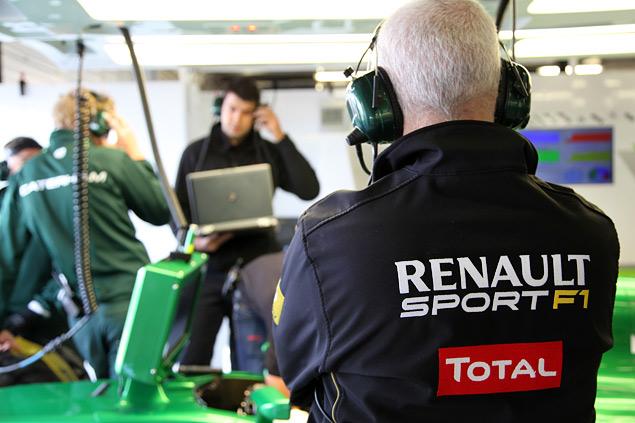 За каждым из автомобилей команды закреплен инженер Renault, которая поставляет Caterham двигатели. Инженер по стратегии находится на постоянной связи с ними в ходе заездов – вместе они могут решать, как использовать системы рекуперации энергии