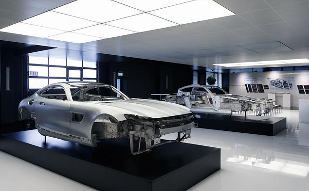 Снаряженная масса Mercedes-Benz – 1615 килограммов. S-версия еще на 30 кило тяжелее.