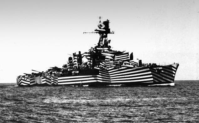 Впервые тип камуфляжа, получивший название [Razzle Dazzle](http://en.wikipedia.org/wiki/Dazzle_camouflage), был разработан еще в начале XX века и широко применялся на боевых кораблях Первой мировой войны. Его функция заключалась не в сокрытии самого объекта, а в затруднении распознавания его реальных размеров, форм, скорости и расстояния до него. Разведчики противника затруднялись с точностью выяснить, где находится корма, нос или орудия корабля, что мешало определить его тип и нанести точный удар. Эпоха применения Razzle Dazzle закончилась во время Второй мировой войны, когда человеческий глаз заменили высокоточные локационные устройства.