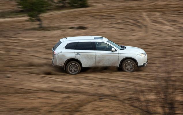 По разбитой грунтовке Outlander Sport едет уверенно, хотя и жестковато. Особенно достается задним пассажирам -- трясет!