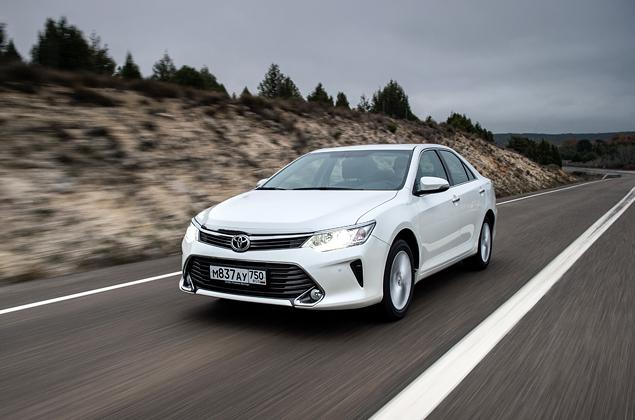Стандартное оснащение Camry уже включает шесть подушек безопасности, двухзонный климат, кнопку запуска мотора, парктроники, легкосплавные диски и многое другое